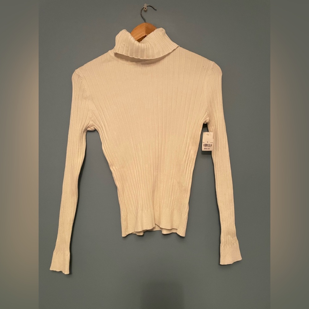 Medium White Turtle Neck